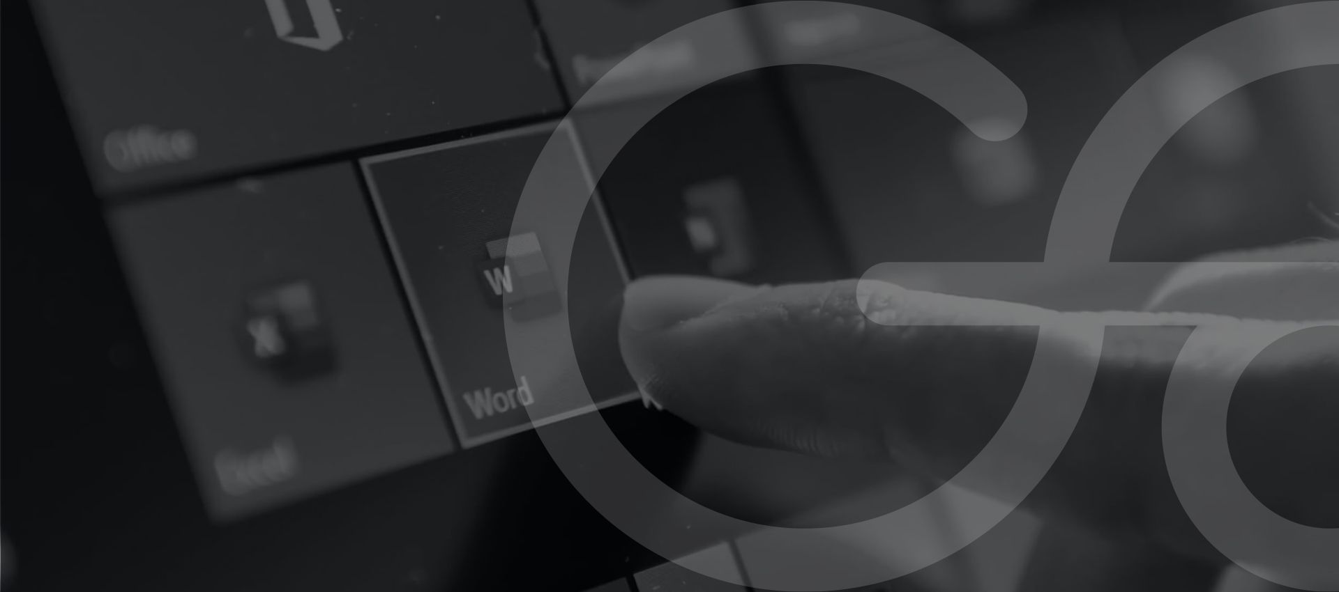 Finger tippt auf Microsoft Word Symbol – Office 365 Anwendungen in Köln