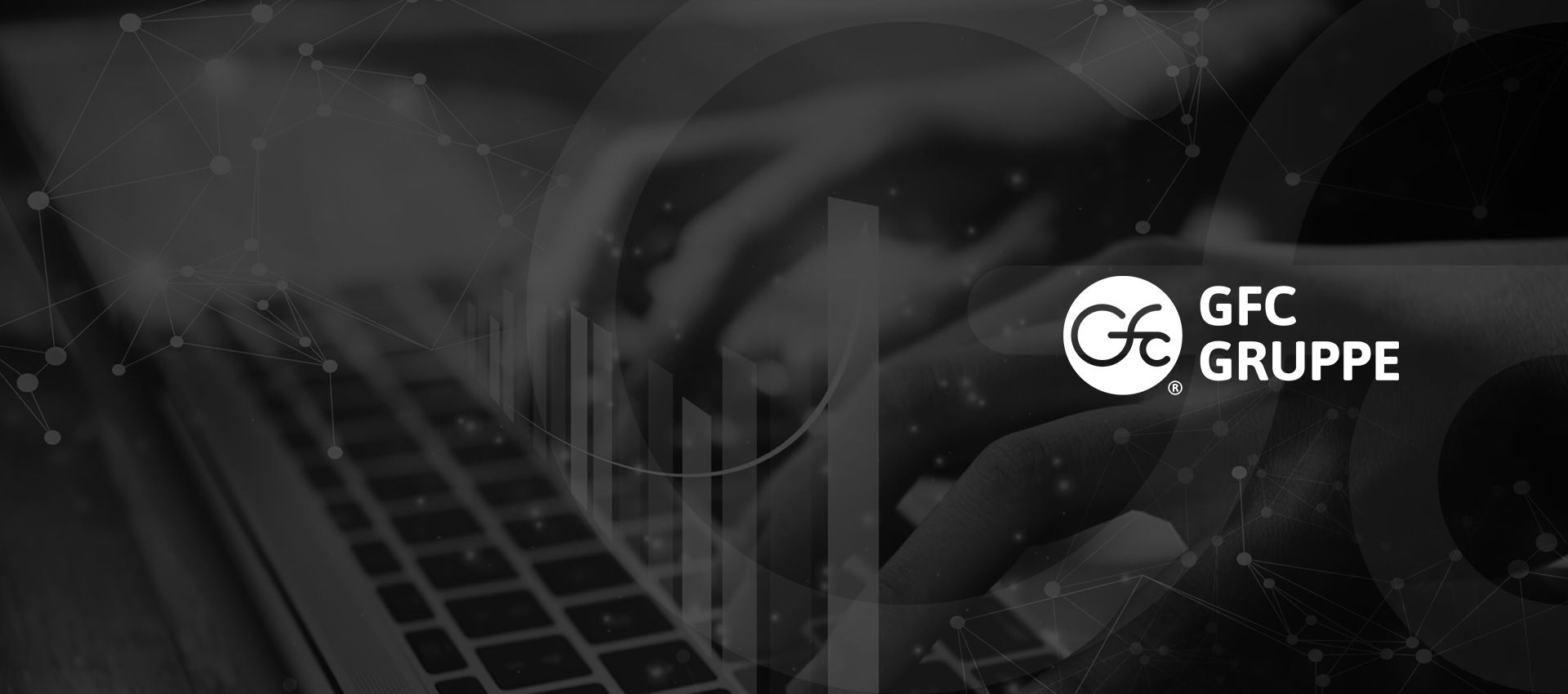 Laptop mit Tippbewegungen und GFC Gruppe Logo – IT-Dienstleister Köln
