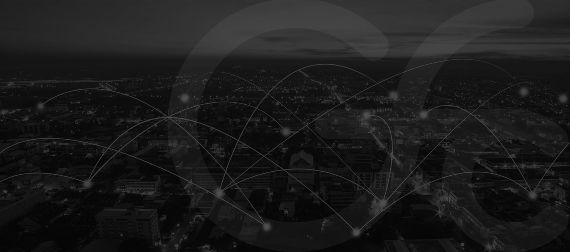 IT-Experte arbeitet an Serverrack – IT-Dienstleister und Partner in Köln