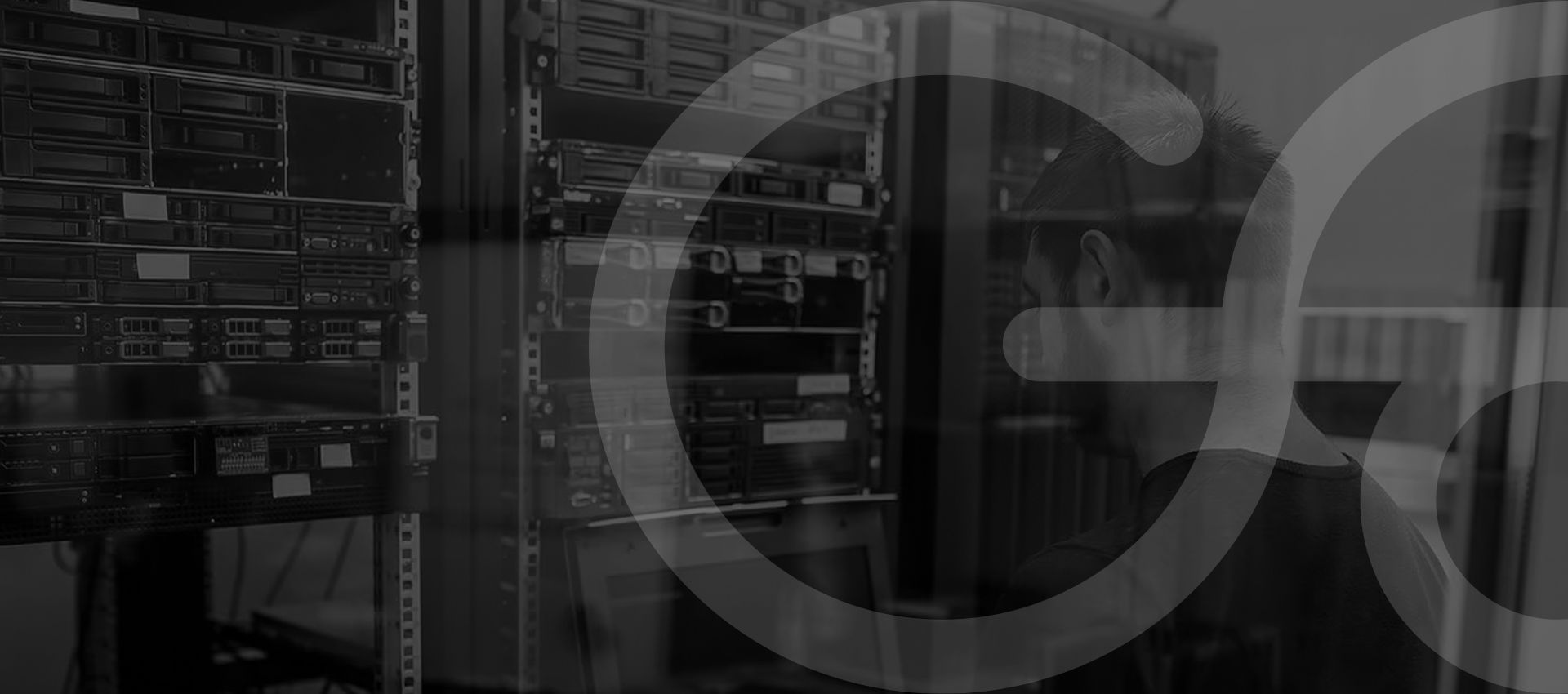 Mitarbeiter im Rechenzentrum – IT-Karriere in Köln