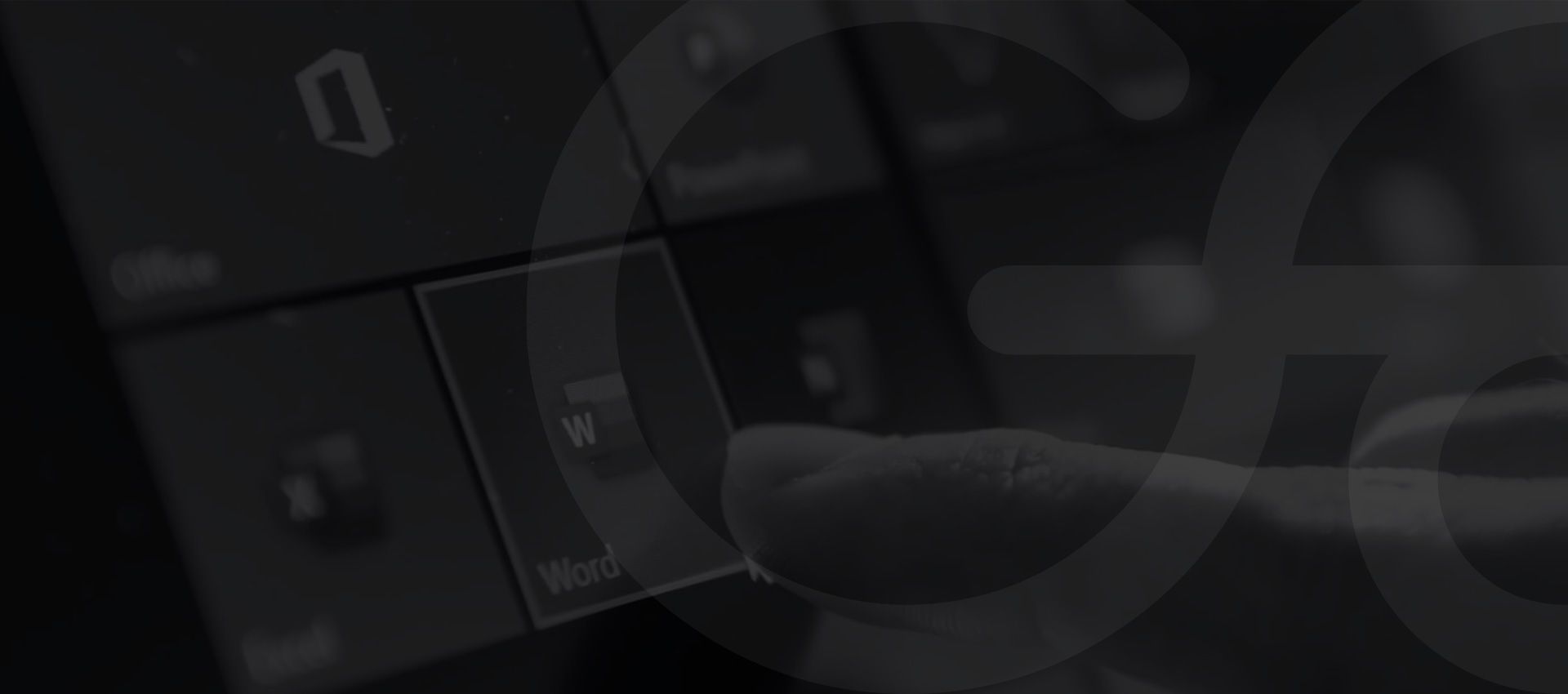 Finger tippt auf Microsoft Word Symbol – Microsoft 365 Anwendungen in Köln