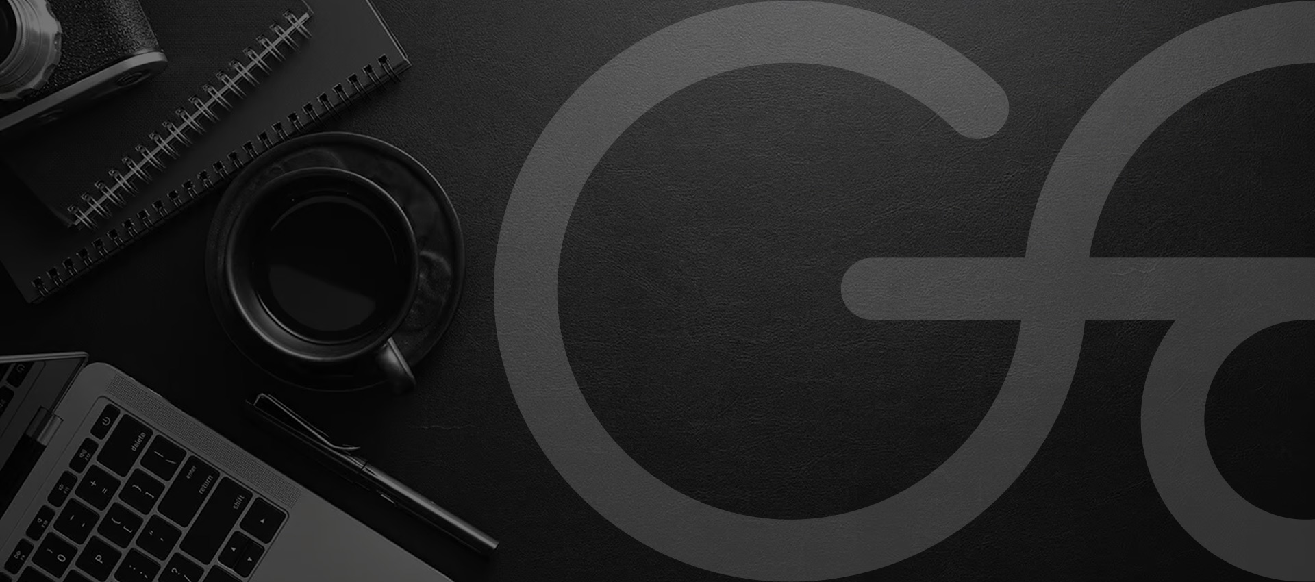 Arbeitsplatz mit Laptop, Notizbuch und Kaffee – Karrierechancen bei Ditcon Köln