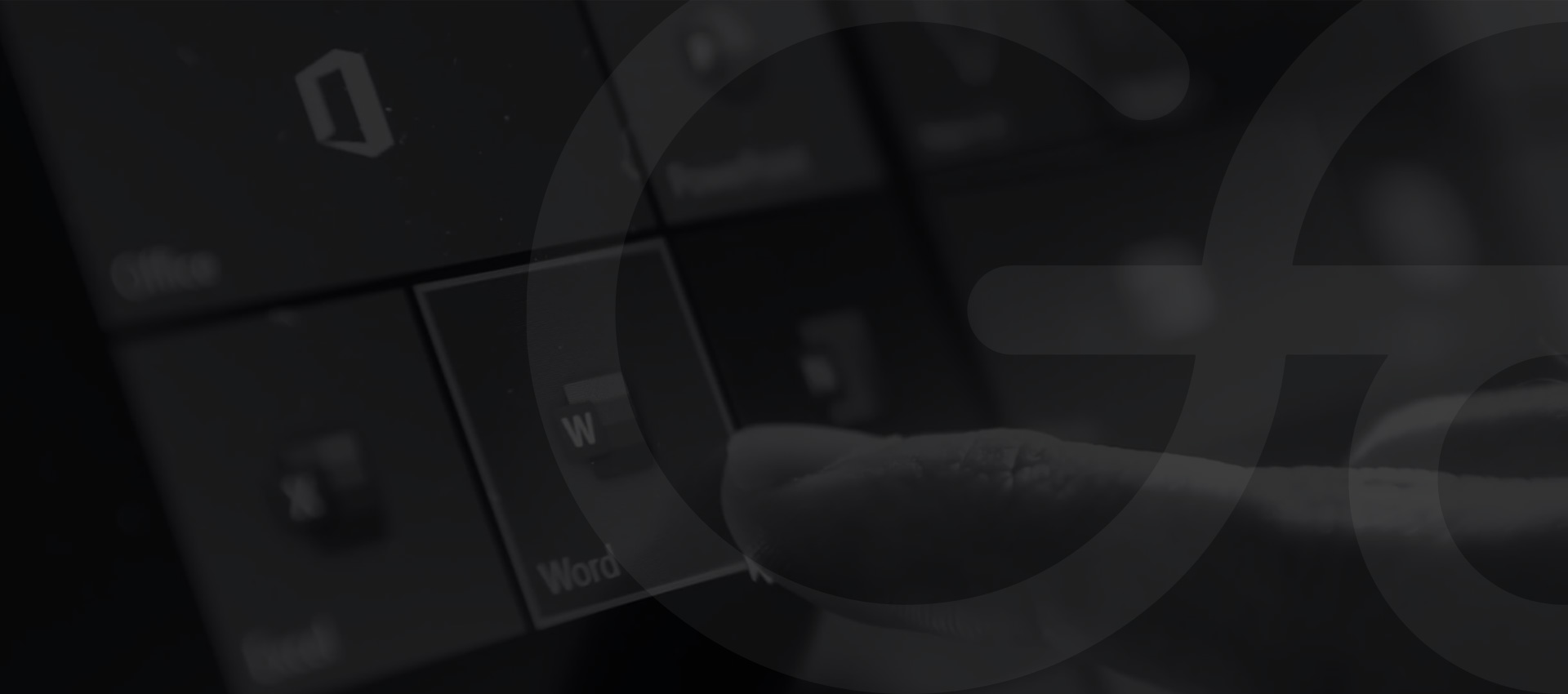 Finger tippt auf Microsoft Word Symbol – Microsoft 365 Anwendungen in Köln